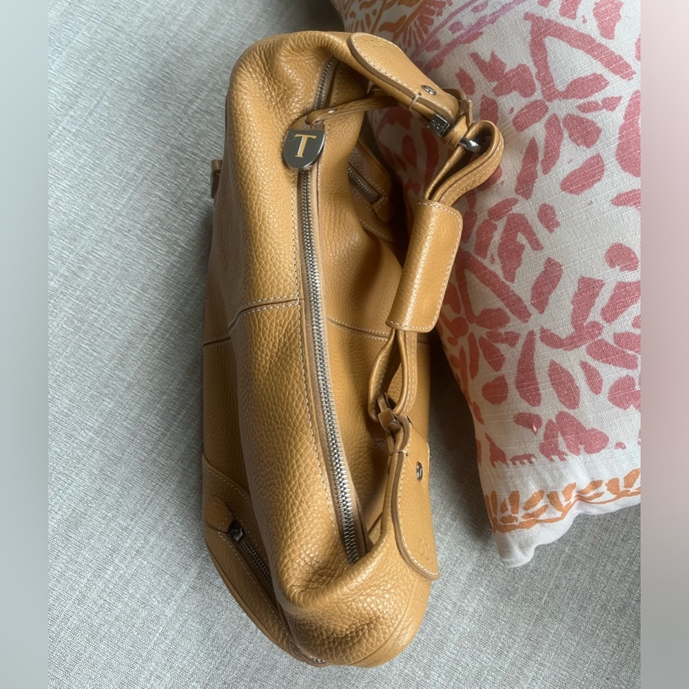 Tod’s Butterscotch Colored Pebbled Leather Hobo Bag. - Picture 4 of 16